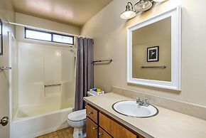 Three Wild Turkeys - Amazing Outdoor Spaces!  2 Decks! by Yosemite Reg