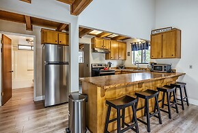 Three Wild Turkeys - Amazing Outdoor Spaces!  2 Decks! by Yosemite Reg