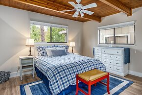 Three Wild Turkeys - Amazing Outdoor Spaces!  2 Decks! by Yosemite Reg