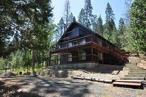 Bigfoot Cabin - Vintage Cabin Charm by Yosemite Region Resorts