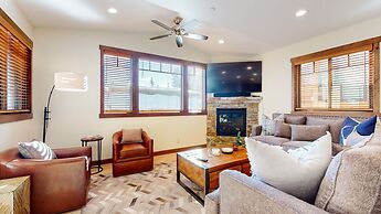 Lakeview Townhomes #5 3 Bedroom Townhouse by RedAwning