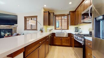 Lakeview Townhomes #5 3 Bedroom Townhouse by RedAwning