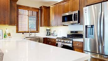 Lakeview Townhomes #5 3 Bedroom Townhouse by RedAwning