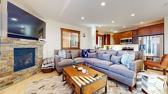 Lakeview Townhomes #5 3 Bedroom Townhouse by RedAwning