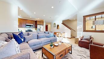 Lakeview Townhomes #5 3 Bedroom Townhouse by RedAwning