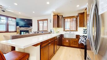 Lakeview Townhomes #5 3 Bedroom Townhouse by RedAwning