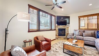 Lakeview Townhomes #5 3 Bedroom Townhouse by RedAwning