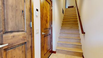 Lakeview Townhomes #5 3 Bedroom Townhouse by RedAwning