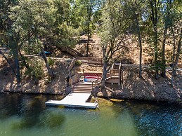 Dock Holiday - Lakefront Home with a Private Dock and Lakeside Deck! b