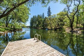 Cozy Cabin On The Cove - Lakefront with Private Dock by Yosemite Regio