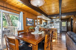 Cozy Cabin On The Cove - Lakefront with Private Dock by Yosemite Regio