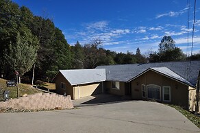 Yosemite Villa - Only 0.3 Miles from Lake Lodge Beach and Playground b