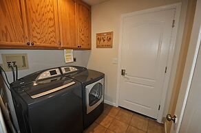 Yosemite Villa - Only 0.3 Miles from Lake Lodge Beach and Playground b