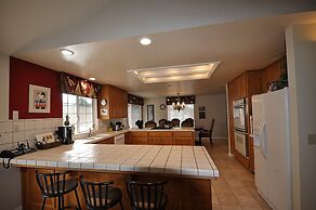 Yosemite Villa - Only 0.3 Miles from Lake Lodge Beach and Playground b