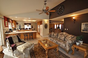 Yosemite Villa - Only 0.3 Miles from Lake Lodge Beach and Playground b