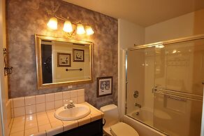 Yosemite Villa - Only 0.3 Miles from Lake Lodge Beach and Playground b