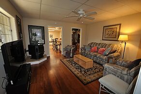 Yosemite Villa - Only 0.3 Miles from Lake Lodge Beach and Playground b