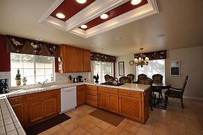 Yosemite Villa - Only 0.3 Miles from Lake Lodge Beach and Playground b