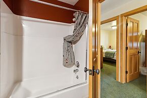 Dos Pinos - Spacious Lakefront Cabin w/ Game Room by Yosemite Region R