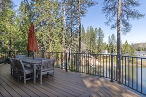 Dos Pinos - Spacious Lakefront Cabin w/ Game Room by Yosemite Region R