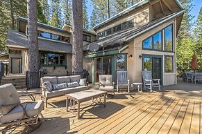 Dos Pinos - Spacious Lakefront Cabin w/ Game Room by Yosemite Region R