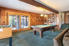 Dos Pinos - Spacious Lakefront Cabin w/ Game Room by Yosemite Region R