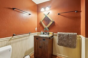 Dos Pinos - Spacious Lakefront Cabin w/ Game Room by Yosemite Region R