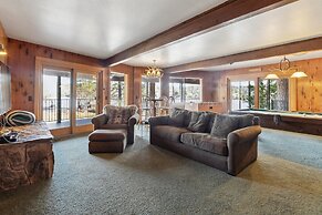 Dos Pinos - Spacious Lakefront Cabin w/ Game Room by Yosemite Region R