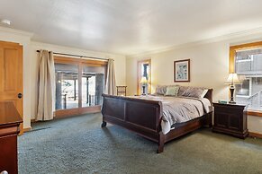 Dos Pinos - Spacious Lakefront Cabin w/ Game Room by Yosemite Region R