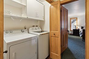 Dos Pinos - Spacious Lakefront Cabin w/ Game Room by Yosemite Region R