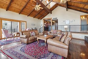 Dos Pinos - Spacious Lakefront Cabin w/ Game Room by Yosemite Region R