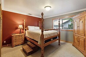 Dos Pinos - Spacious Lakefront Cabin w/ Game Room by Yosemite Region R