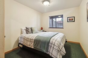 Dos Pinos - Spacious Lakefront Cabin w/ Game Room by Yosemite Region R