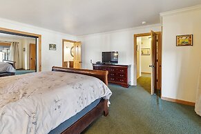 Dos Pinos - Spacious Lakefront Cabin w/ Game Room by Yosemite Region R