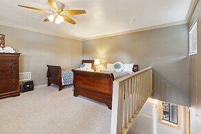 Dos Pinos - Spacious Lakefront Cabin w/ Game Room by Yosemite Region R