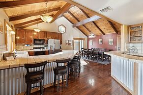 Dos Pinos - Spacious Lakefront Cabin w/ Game Room by Yosemite Region R