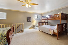 Dos Pinos - Spacious Lakefront Cabin w/ Game Room by Yosemite Region R