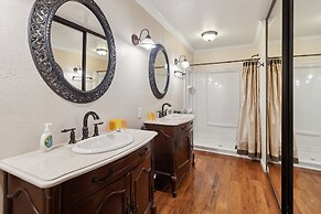 Dos Pinos - Spacious Lakefront Cabin w/ Game Room by Yosemite Region R