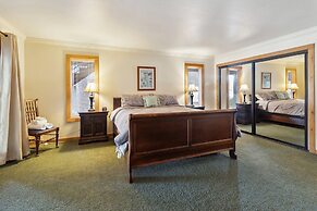 Dos Pinos - Spacious Lakefront Cabin w/ Game Room by Yosemite Region R