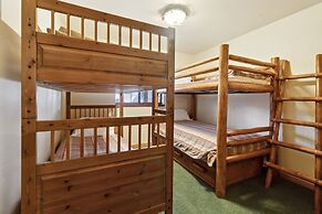 Dos Pinos - Spacious Lakefront Cabin w/ Game Room by Yosemite Region R