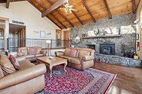 Dos Pinos - Spacious Lakefront Cabin w/ Game Room by Yosemite Region R