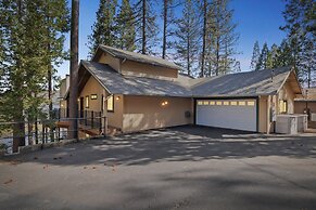 Dos Pinos - Spacious Lakefront Cabin w/ Game Room by Yosemite Region R