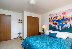 The Happy Place - Mountain Views and Amenities Galore by Yosemite Regi