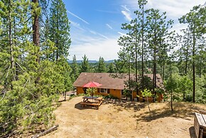 The Happy Place - Mountain Views and Amenities Galore by Yosemite Regi