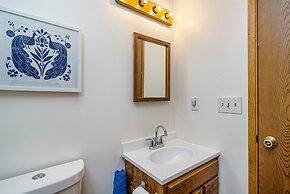 The Happy Place - Mountain Views and Amenities Galore by Yosemite Regi