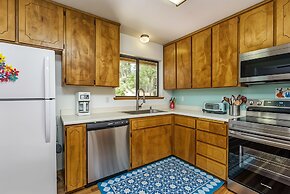 The Happy Place - Mountain Views and Amenities Galore by Yosemite Regi