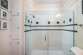 Creme De La Creme 2 - Pet Friendly and Amazing Golf-Course Views by Yo