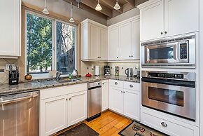 Casa Cassaretto - This Beautiful Lakefront Home is Only 50 yards from 