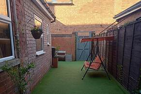 Beach Apartment - Sleeps 4, Garden & Parking