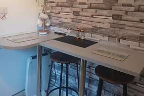 Beach Apartment - Sleeps 4, Garden & Parking